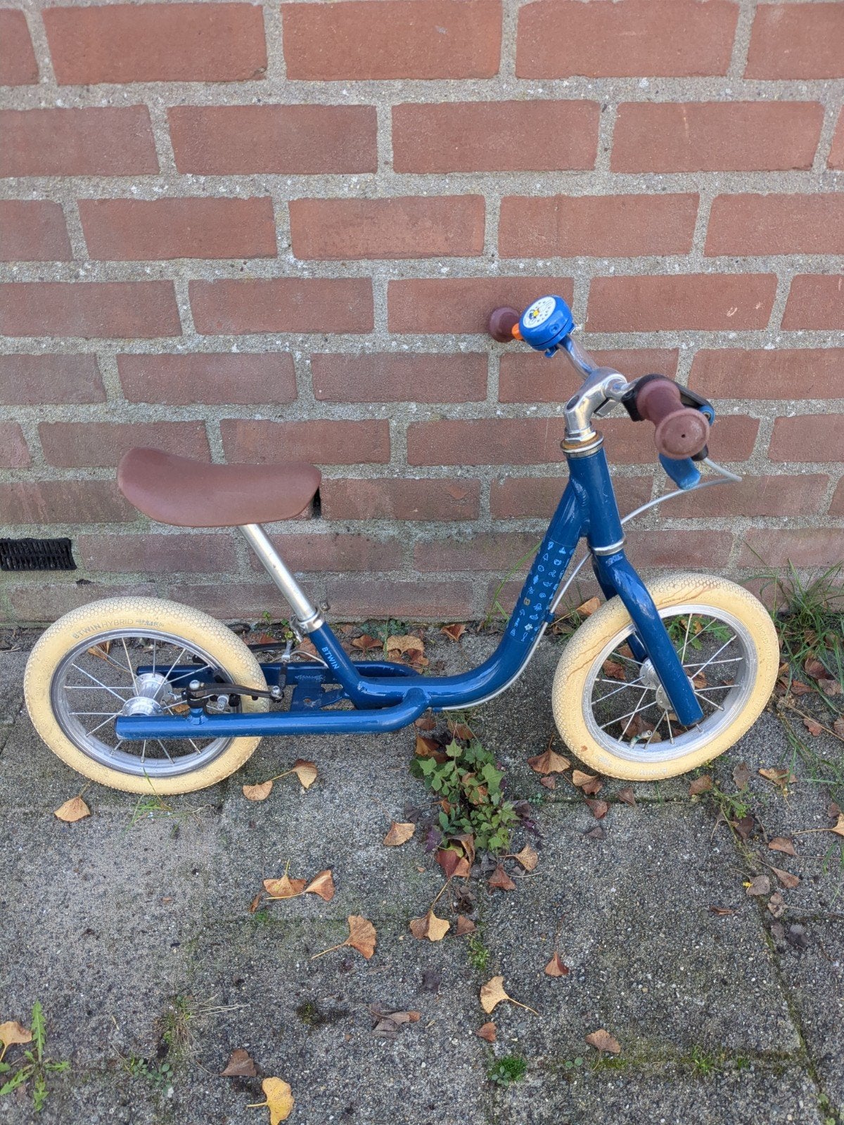 B'twin loopfiets blauw met bruin zadel en handvatten