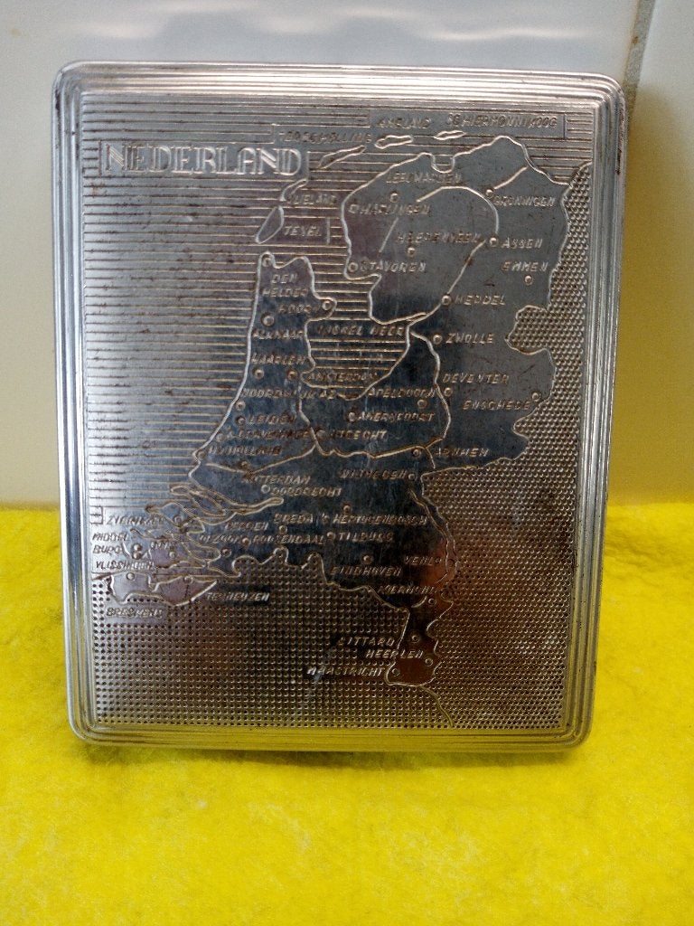 Jaren 50 verchroomde sigarettenkoker kaart van Nederland, Ophalen of Verzenden, Gebruikt, Tabaksdoos of Verpakking