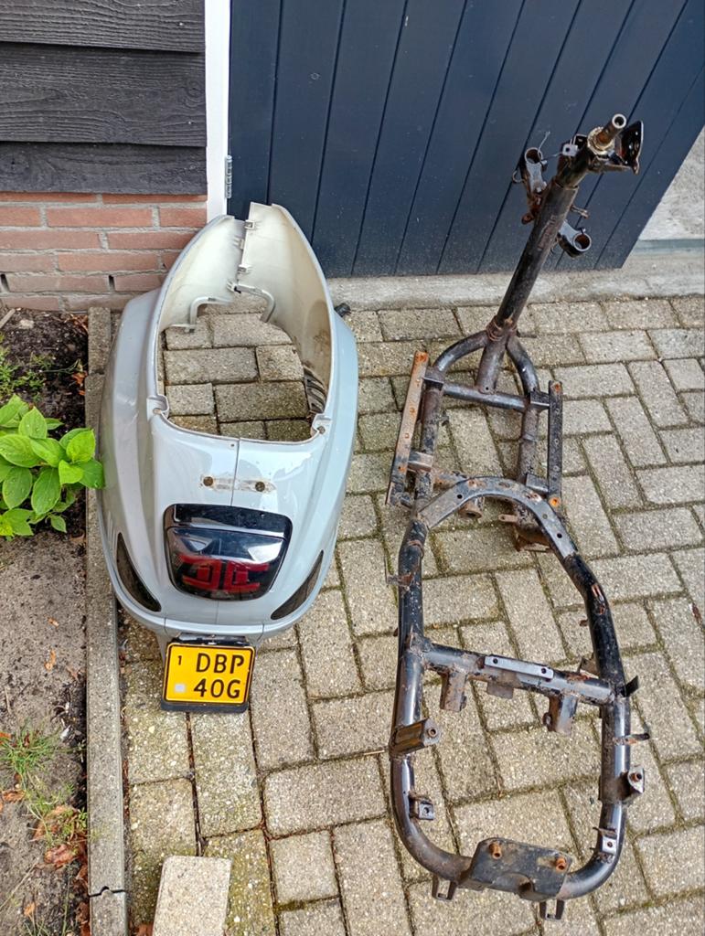 Xinix frame met kenteken, Fietsen en Brommers, Brommeronderdelen | Scooters, Ophalen, Gebruikt, Frame, Peugeot