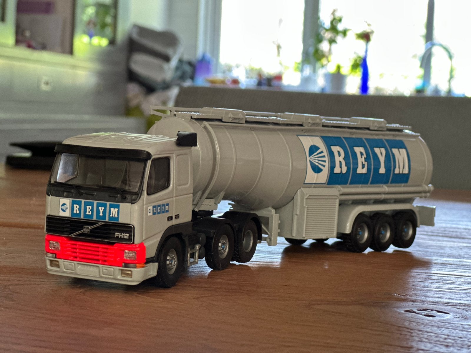 Tekno Volvo FH12 Reym Tankoplegger Schaal 1:50 Nieuw, Hobby en Vrije tijd, Modelauto's | 1:50, Ophalen, Nieuw, Bus of Vrachtwagen