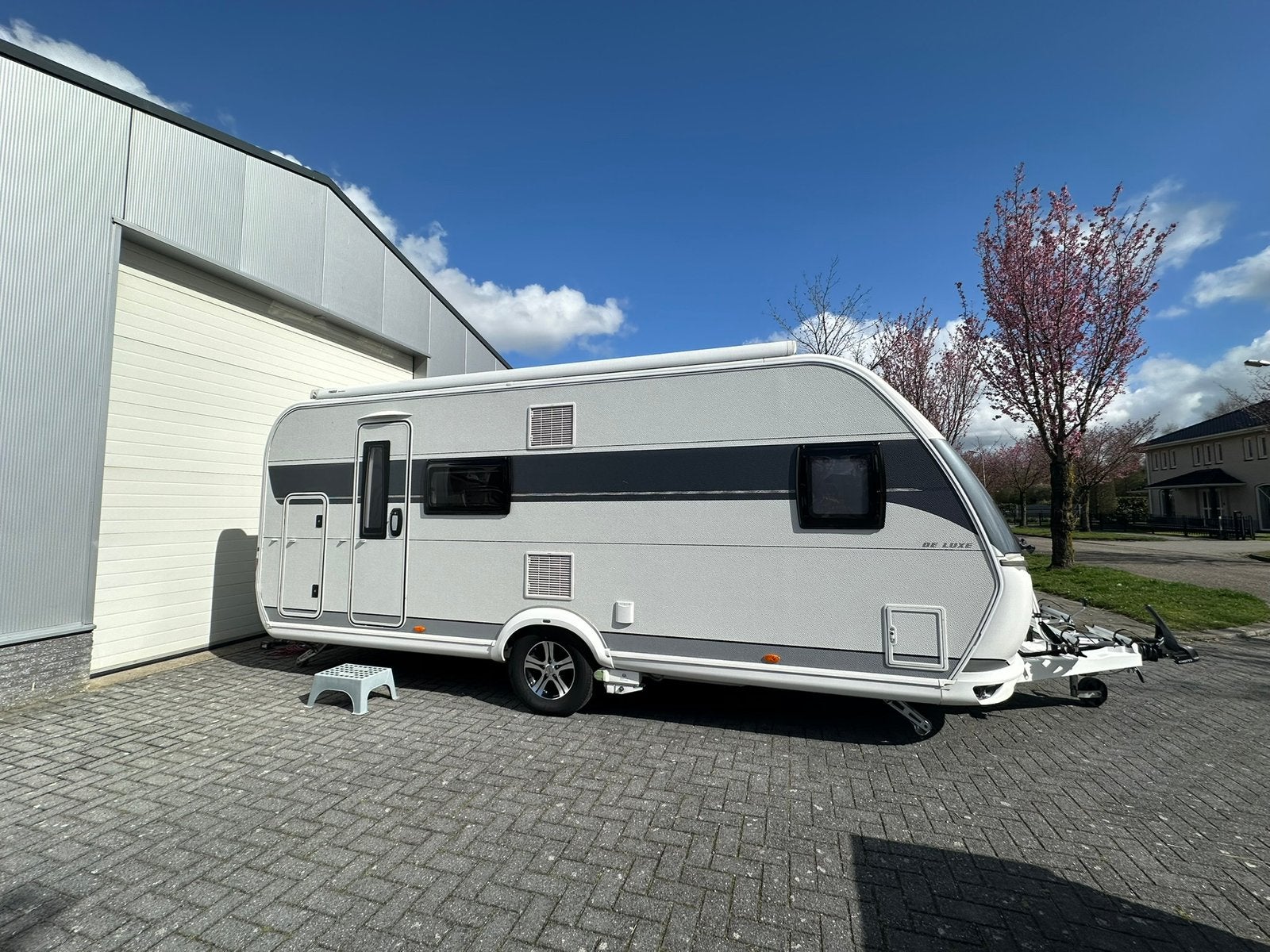 Hobby De Luxe 560 KMFE (2022)|Mover|Elektr. luifel|Compleet, Rondzit, Hobby, 7 tot 8 meter, Particulier