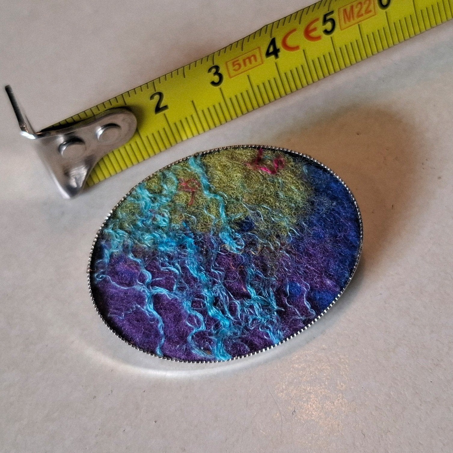 Unieke handgemaakte broche met kleurrijk vilt, Overige materialen, 4 tot 7 cm, Blauw, Nieuw