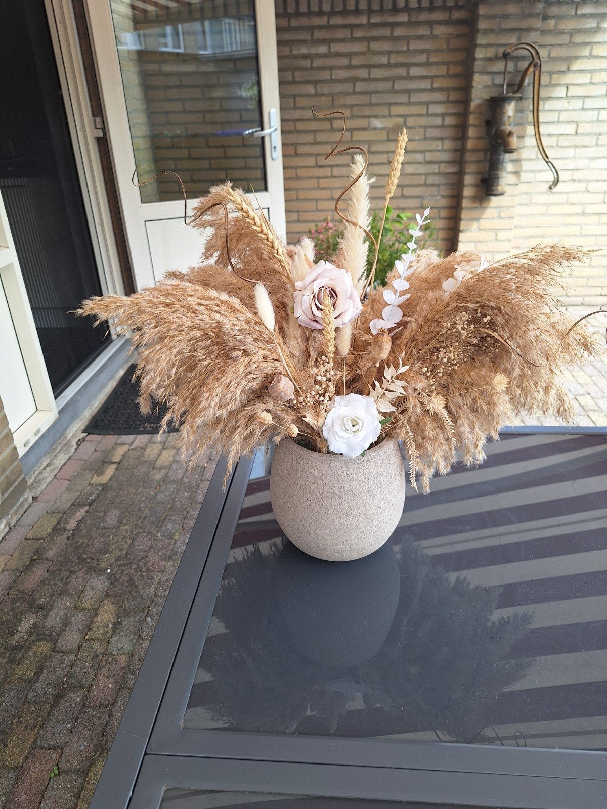 Pot met kunstbloemen, Ophalen