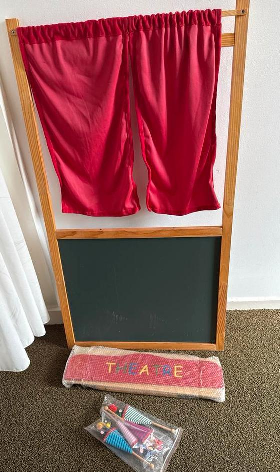 Houten poppenkast met accessoires, Kinderen en Baby's, Speelgoed | Overig, Ophalen, Zo goed als nieuw, Jongen of Meisje