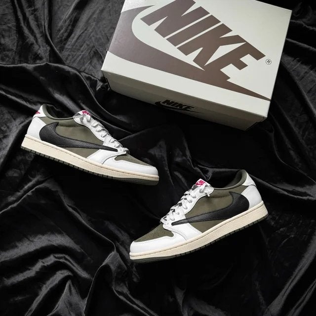 Travis scott low medium olive (36-40), Ophalen of Verzenden, Zo goed als nieuw, Overige kleuren, Sneakers of Gympen
