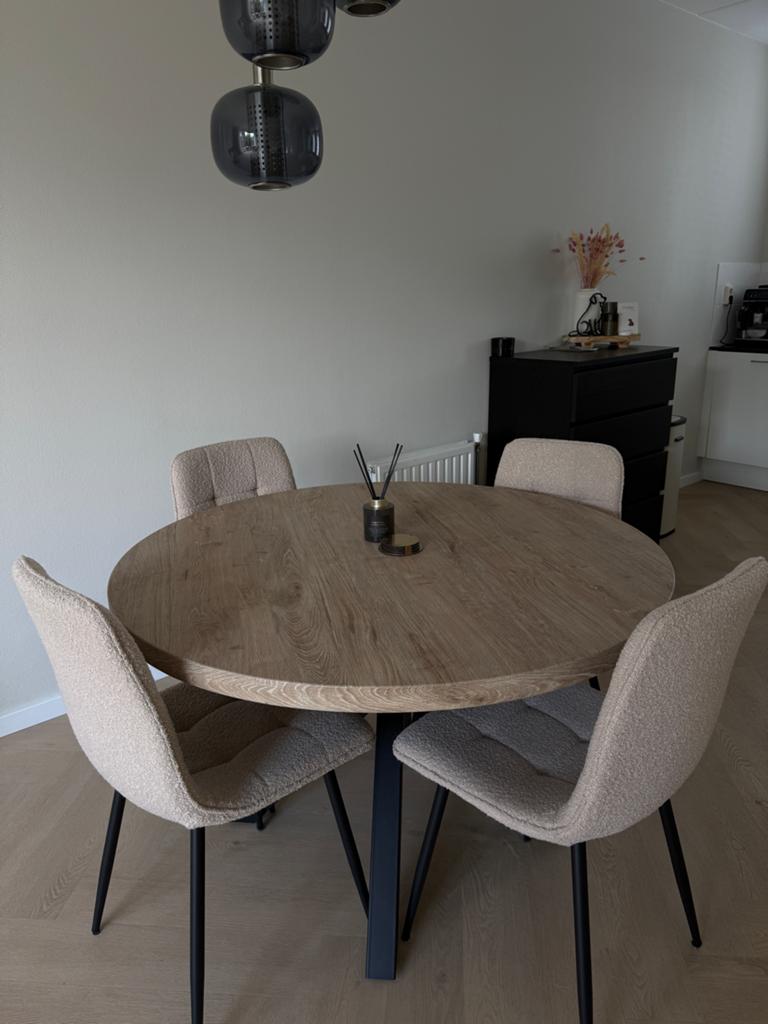 Ronde houten eettafel met 4 beige stoelen, Huis en Inrichting, Tafels | Eettafels, Ophalen, Gebruikt, 100 tot 150 cm, Rond