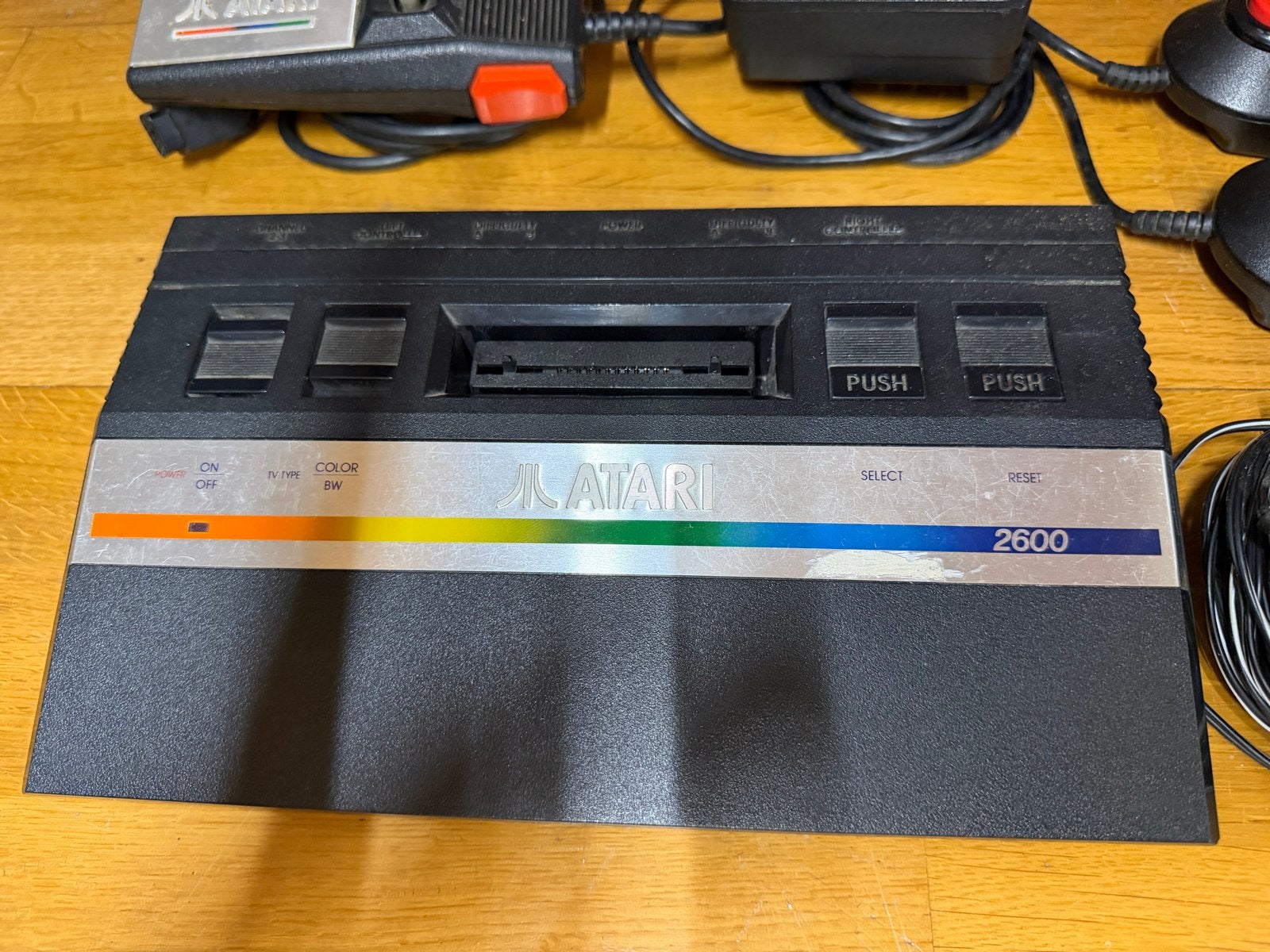 Atari 2600 console met controllers en spellen, Spelcomputers en Games, Spelcomputers | Atari, Ophalen, Gebruikt, Met games, Met 3 controllers of meer