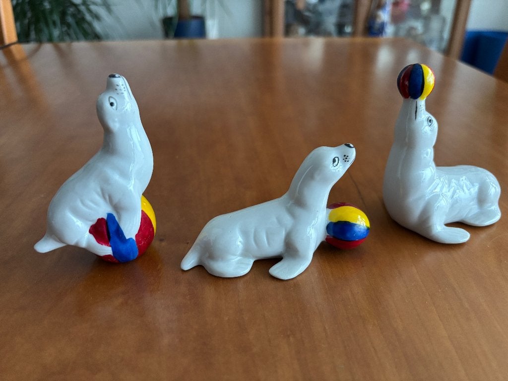 Beelden set van drie zeehonden met gekleurde bal beeldjes, Ophalen, Zo goed als nieuw, Dier