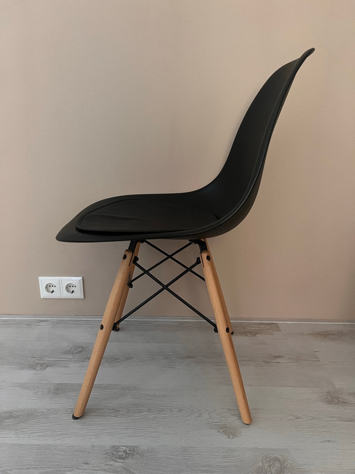 Zwarte Eames-stijl stoel met houten poten, Ophalen, Zwart, Zo goed als nieuw, Eén
