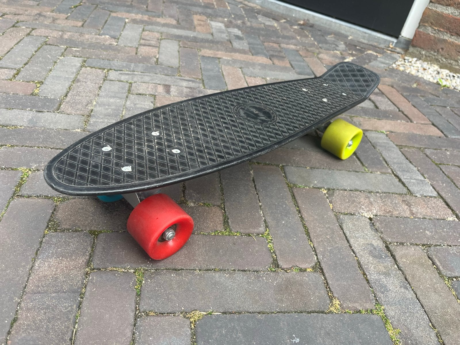 Skateboard - Zwart met gekleurde wielen (57x14,5 cm), Sport en Fitness, Ophalen of Verzenden, Gebruikt, Skateboard