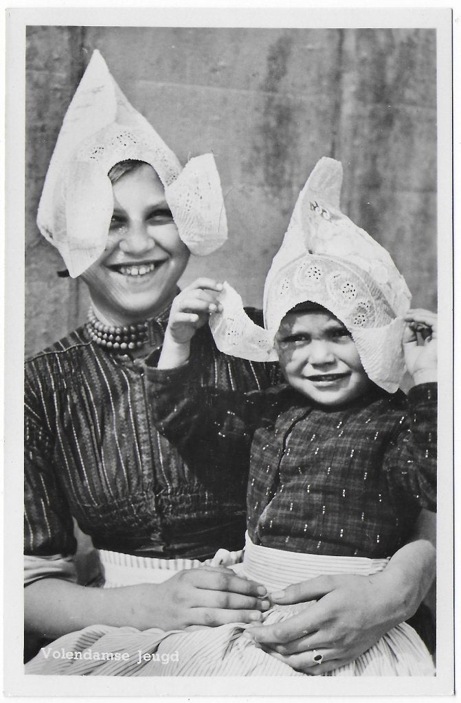 Volendam Klederdracht Jeugd Ongelopen Ansichtkaart ( B6618, Ophalen of Verzenden, 1960 tot 1980, Ongelopen, Noord-Holland