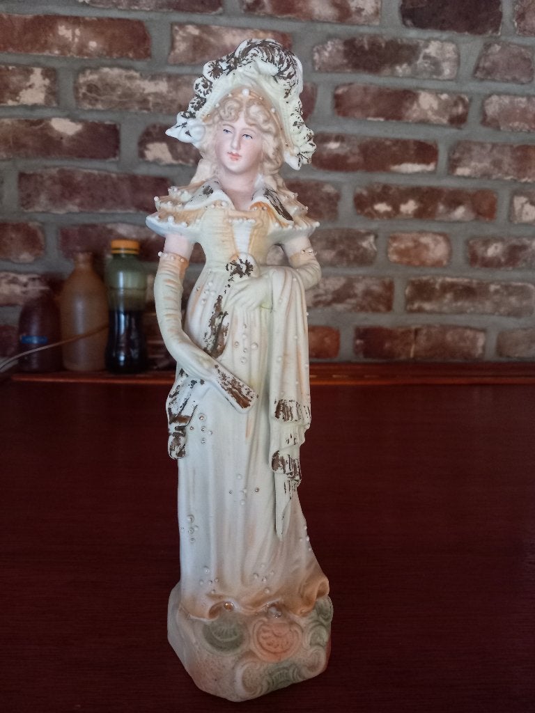 Antiek porseleinen beeldje Dame met grote hoed en waaier, Ophalen