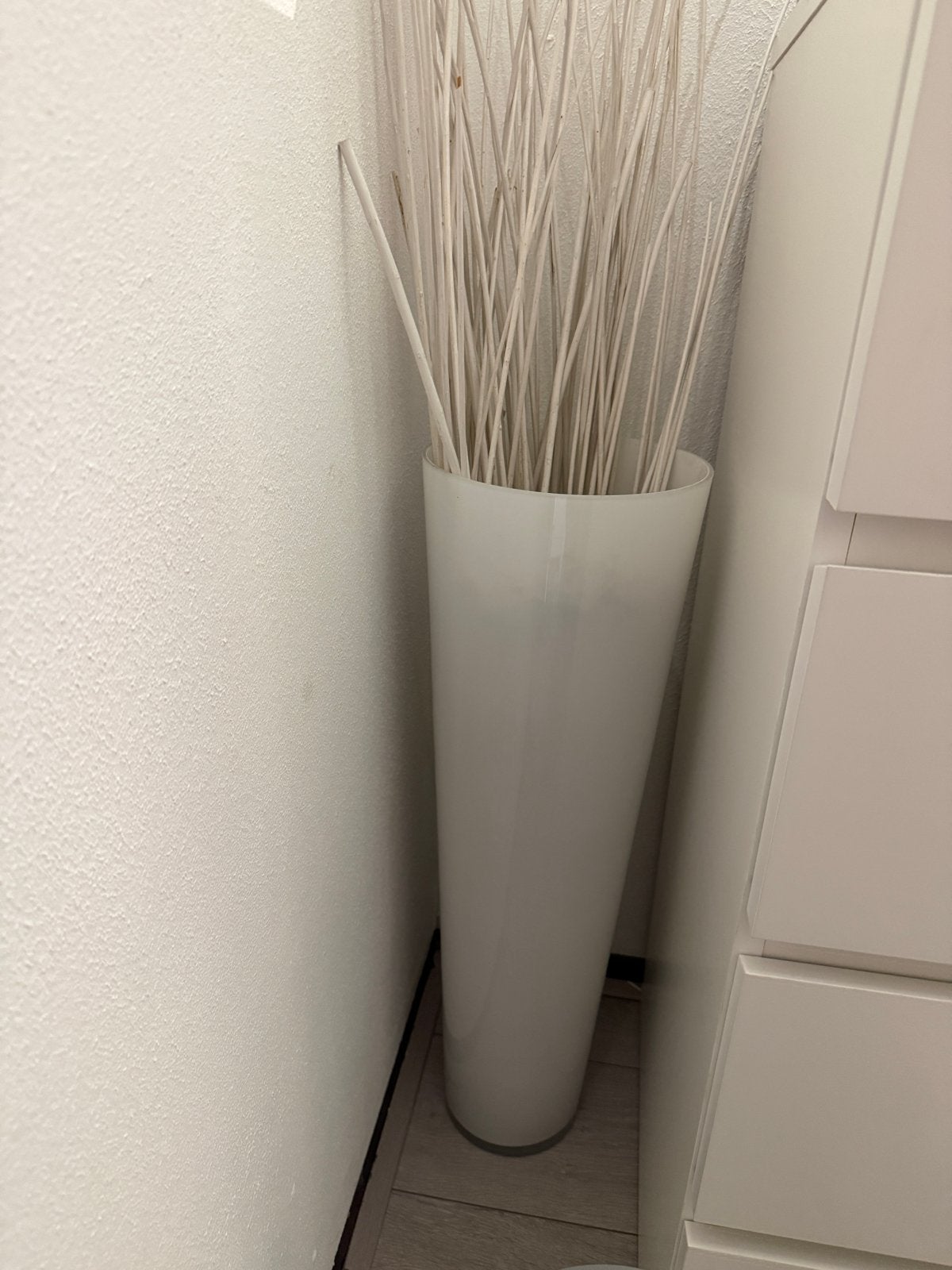 Hoge witte vaas met takken, Huis en Inrichting, Woonaccessoires | Vazen, Ophalen, Overige materialen, Gebruikt, Inclusief droogbloemen