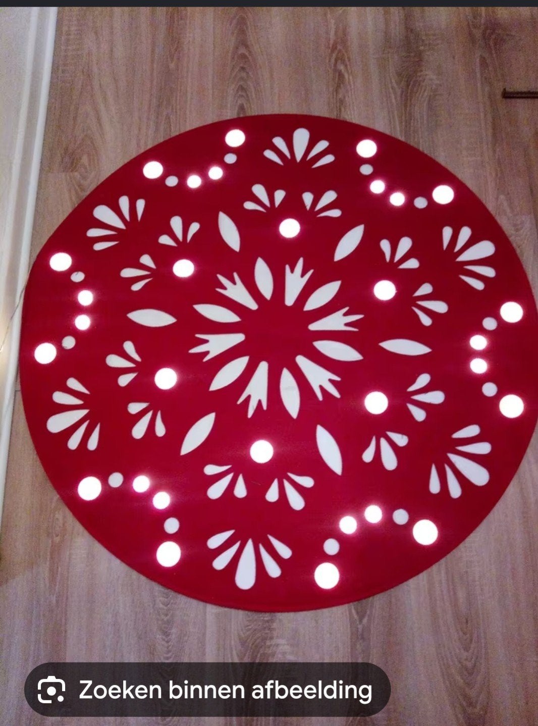 een mooie rode, ronde IKEA STRÅLA LED-kerstboom tapijt., Ophalen