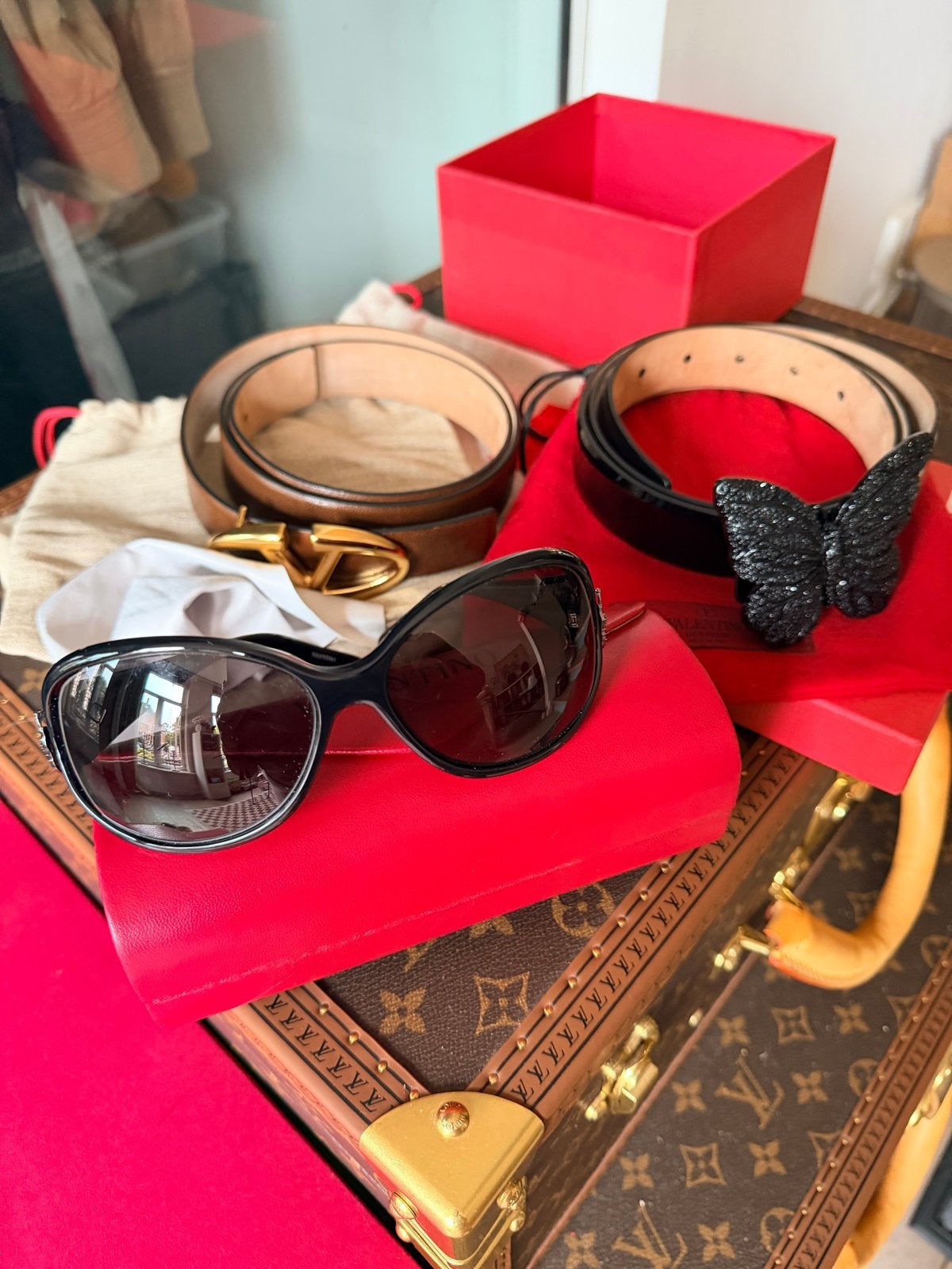 Valentino zonnebril met vlinderdetails, Sieraden, Tassen en Uiterlijk, Overige merken, Zonnebril, Zwart, Ophalen of Verzenden