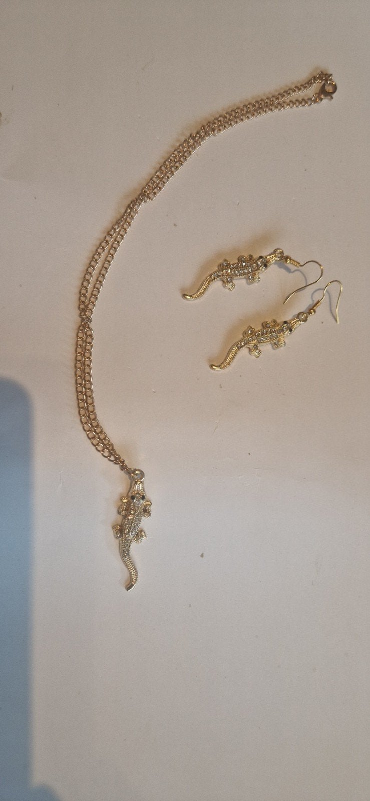 Goudkleurige ketting en oorbellen set met hagedisjes, Overige materialen, Met hanger, Ophalen of Verzenden, Zo goed als nieuw