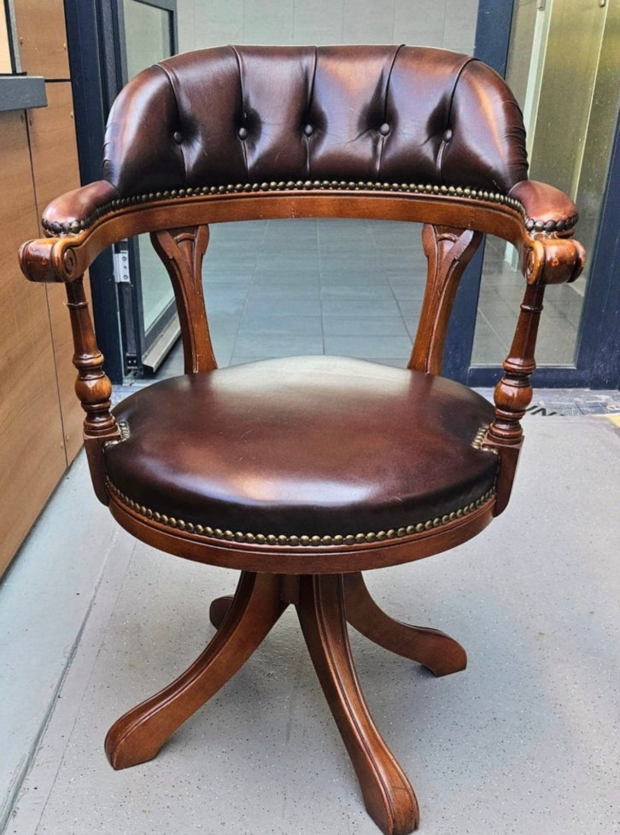 Chesterfield captains chair, Ophalen, Zo goed als nieuw, Eén