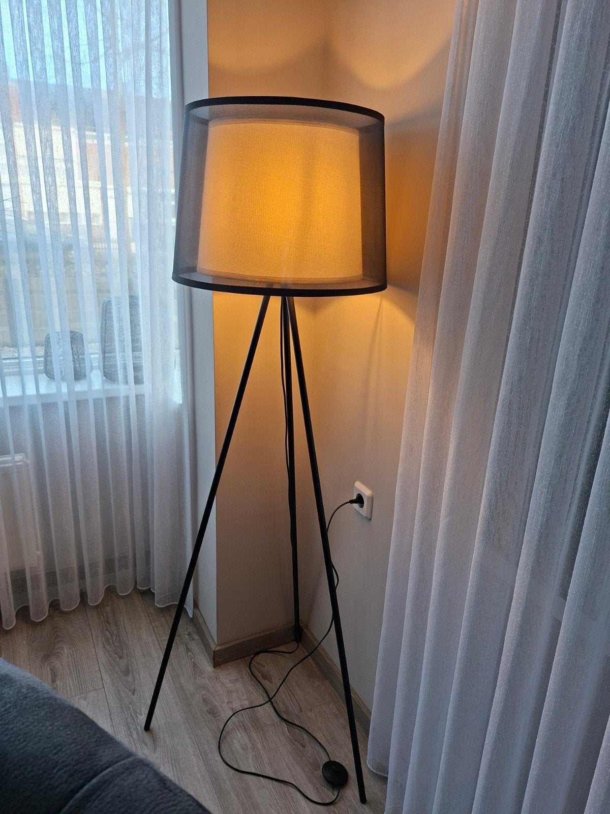 Moderne vloerlamp met driepoot en zwarte kap, Ophalen, Modern, Industrieel, Zo goed als nieuw, Stof