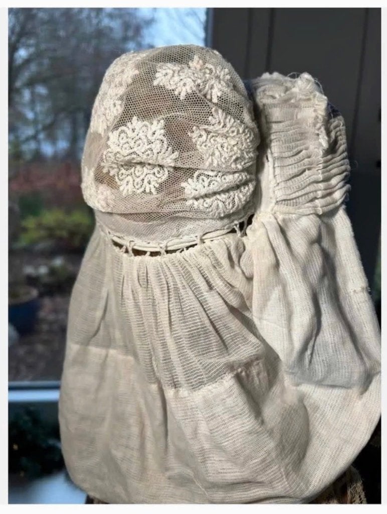 Zeer oud antiek poppen mutsje, klederdracht mutsje, Ophalen of Verzenden, Zo goed als nieuw, X, Kleertjes