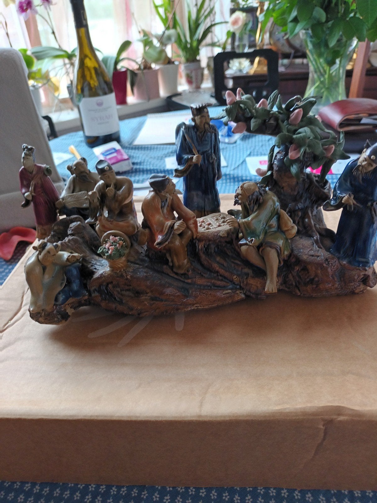 Oosters tafereel met figuren op boomstam - Keramiek, Ophalen, Groep mensen, Handgemaakt, 20 - 50 cm