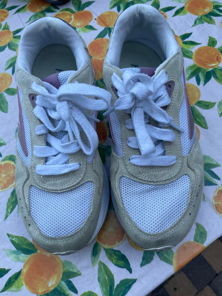 Hi Tec damessneakers maat 37 met lichte gebruikerssporen, Ophalen of Verzenden, Zo goed als nieuw