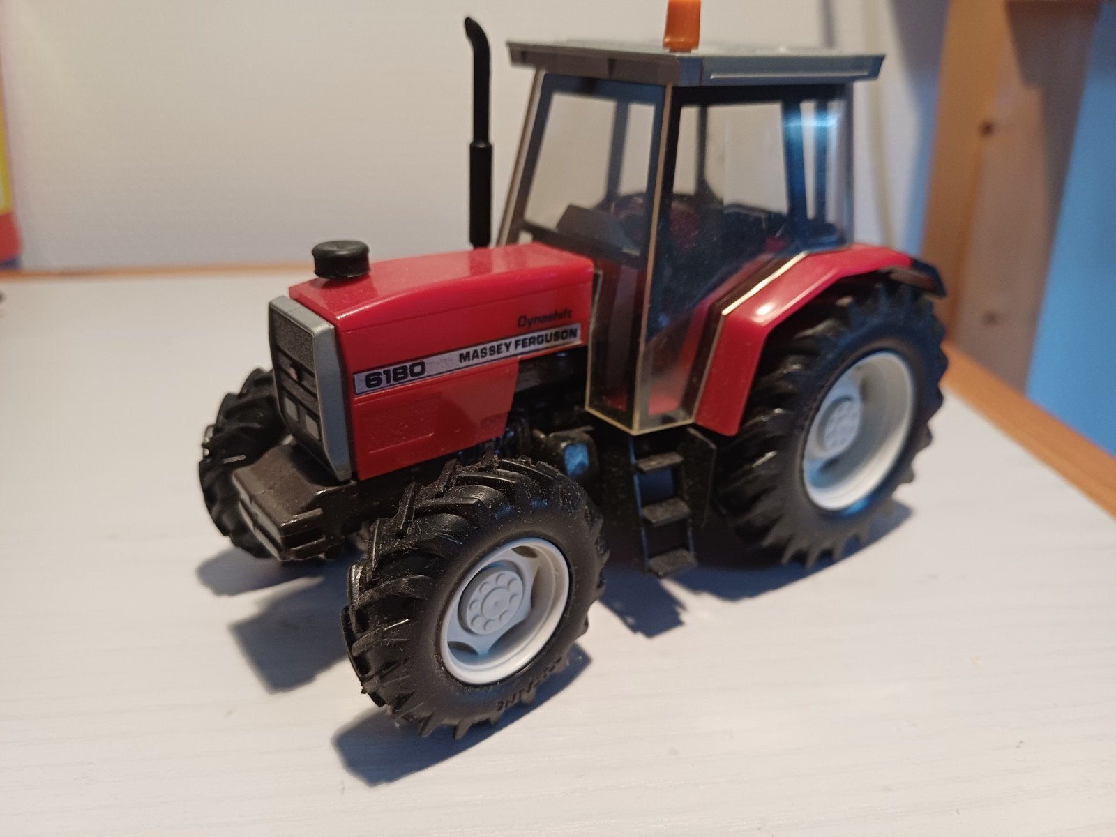 Britains MF 6180, Ophalen of Verzenden, Zo goed als nieuw, Tractor of Landbouw, Britains