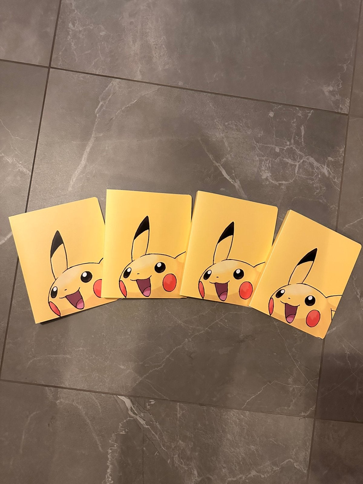 Pikachu 4-pocket portfolio, Ophalen of Verzenden, Zo goed als nieuw