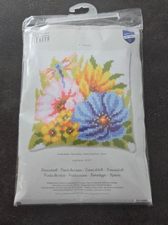 Borduurpakket Kussenhoes - Bloemen en Vlinder, Ophalen of Verzenden, Nieuw, Handborduren, Borduurpakket