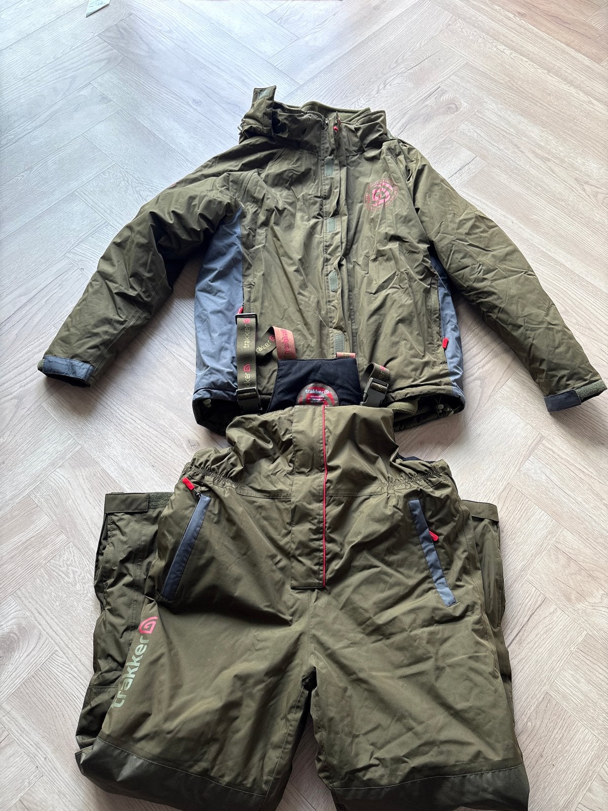 Trakker 3 delig warmtepak L (zo goed als nieuw), Ophalen, Gedragen, Maat 42/44 (L), Pak