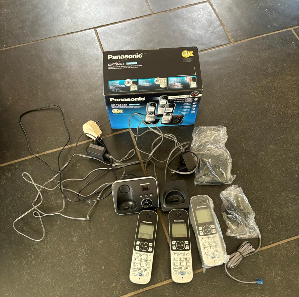 Huistelefoon Panasonic KX-TG6823 - 3 handsets, Telecommunicatie, Ophalen of Verzenden, Zo goed als nieuw, 3 handsets