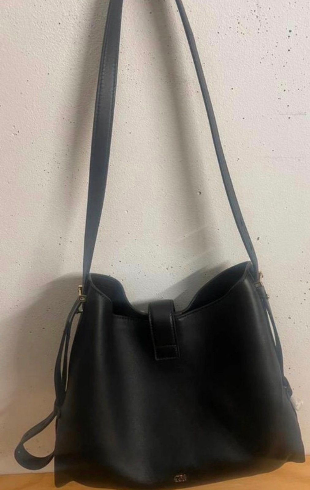 Charles & Keith Gabine Leren Hobo Tas., Sieraden, Tassen en Uiterlijk, Tassen | Damestassen, Ophalen of Verzenden, Nieuw, Zwart