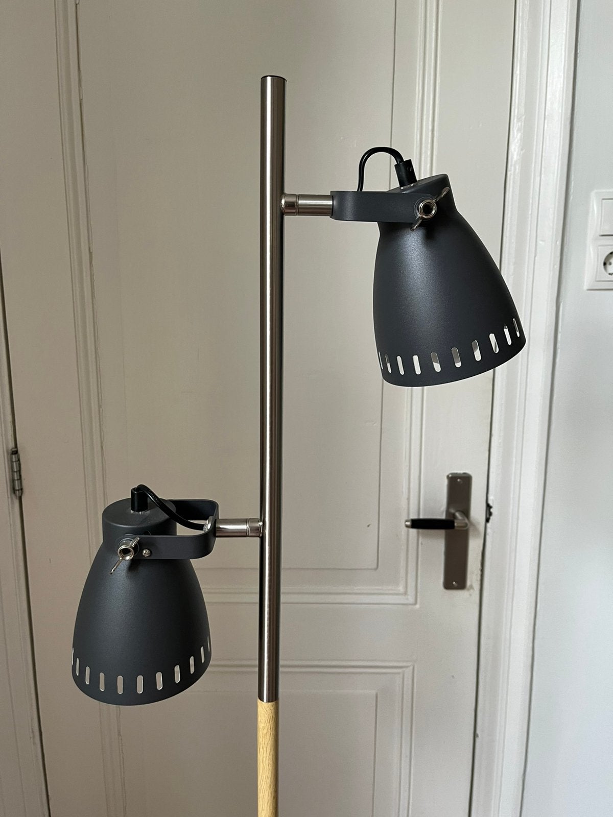Staande lamp Leitmotif, loods5, antraciet, Huis en Inrichting, Lampen | Vloerlampen, Ophalen, Zo goed als nieuw, Hout, 150 tot 200 cm