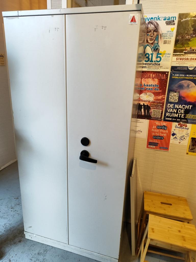 Grote metalen brandkast / archiefkast met sleutel, Huis en Inrichting, Brandblussers en Brandkasten, Ophalen, Gebruikt, Brandkast