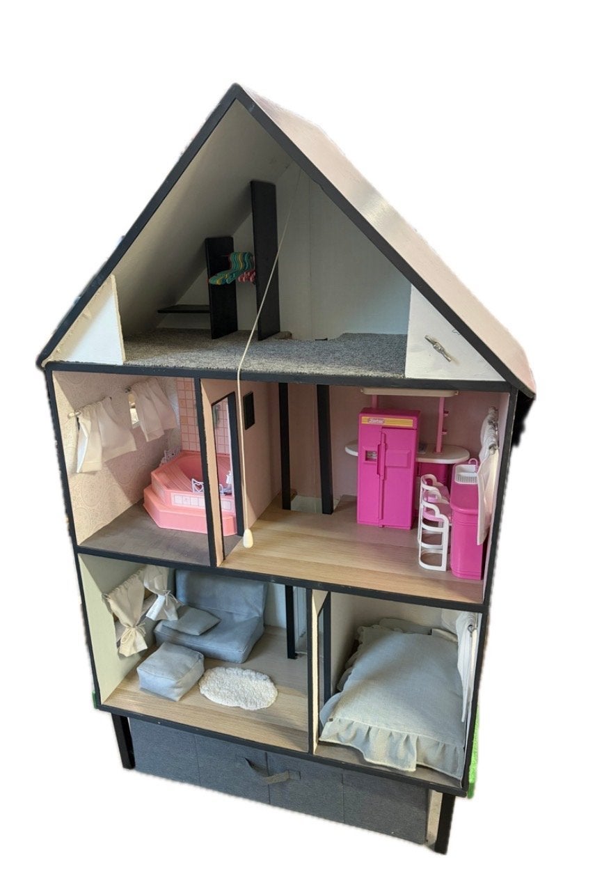 Groot houten poppenhuis met meubels en accessoires, Ophalen, Gebruikt, Poppenhuis