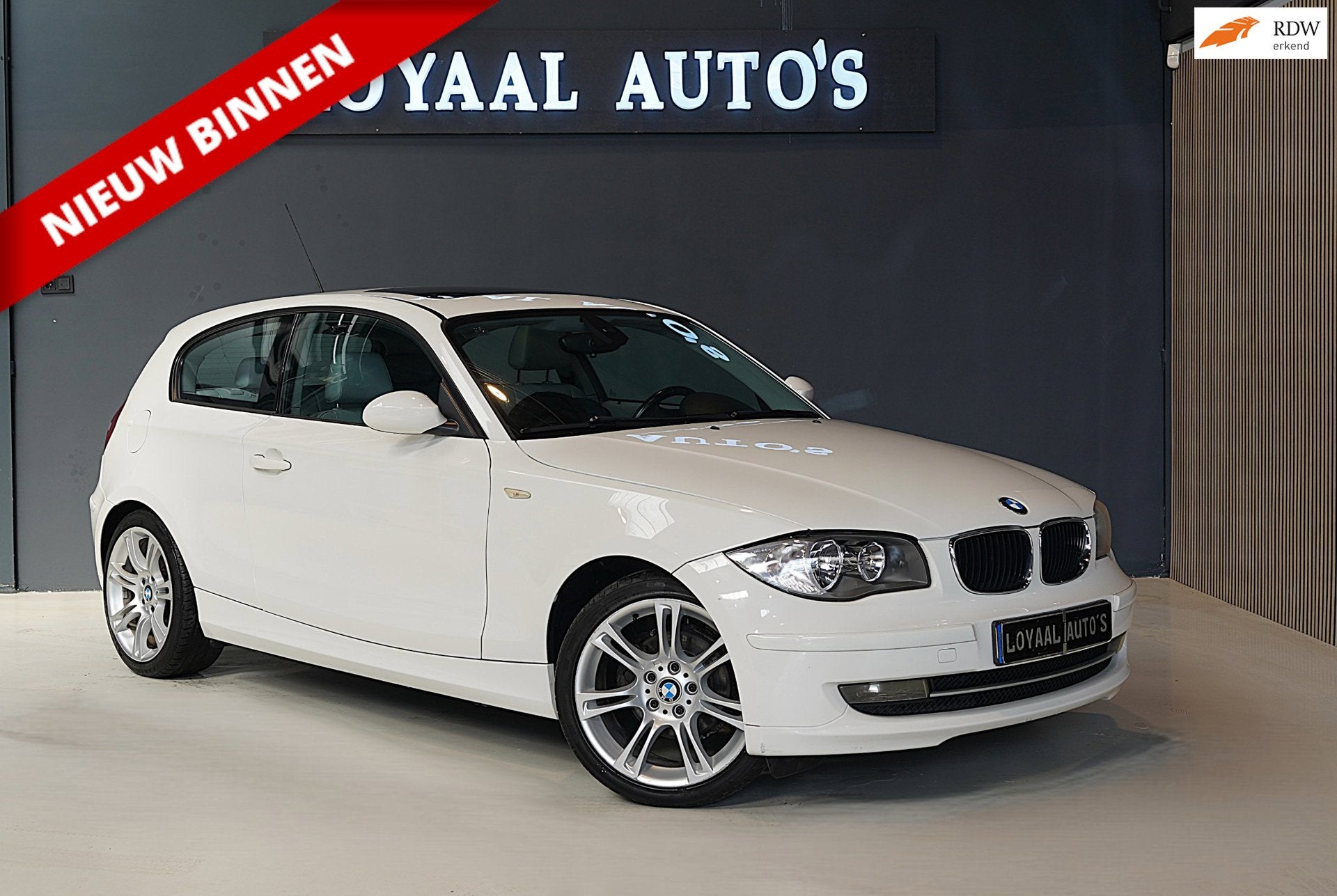 BMW 1-serie 118i Business Line | AUT | PANODAK | AIRCO | CRU, Auto's, Achterwielaandrijving, 4 stoelen, Wit, 1265 kg