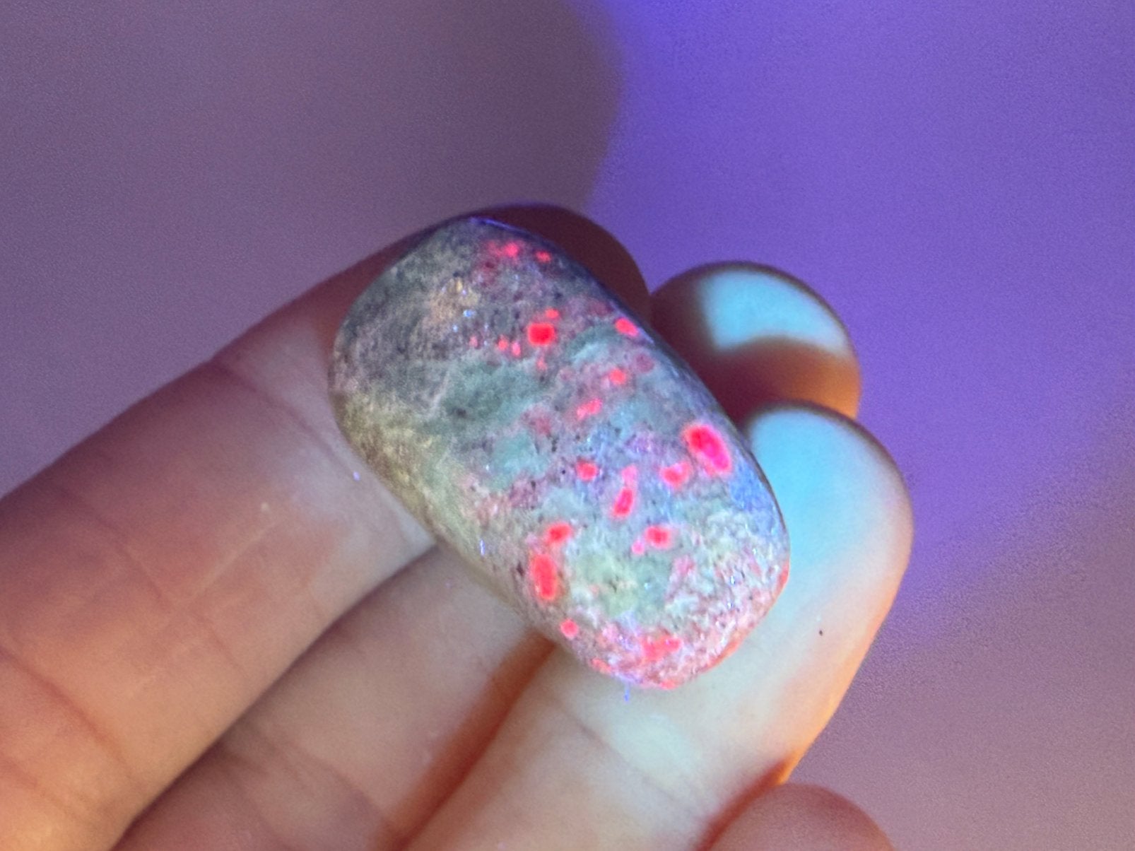 19 Fluorescerende Robijn in Fuchsiet edelsteen mineraeln, Ophalen of Verzenden, Mineraal