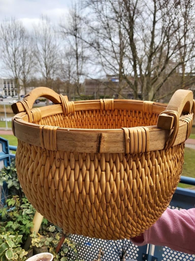 Stevige rieten mand met houten handvat, Ophalen, Rond, Riet