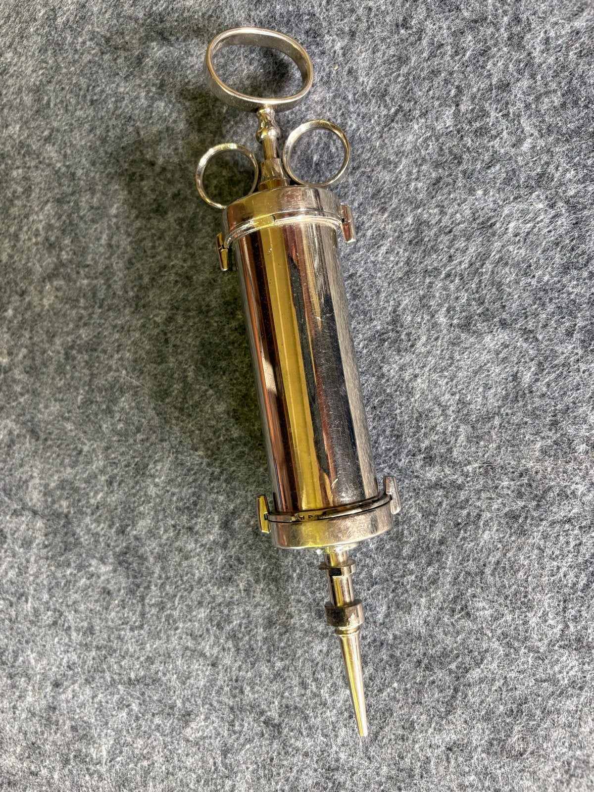 Antiek metalen medisch gereedschap spuit, Ophalen
