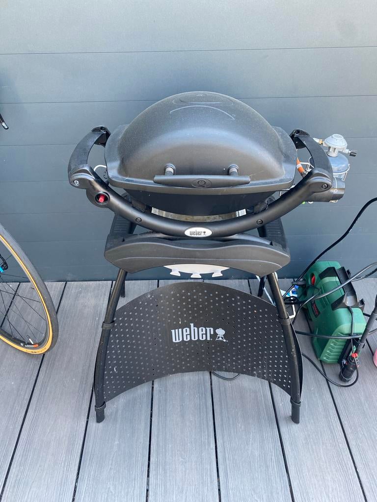 Weber Q1000 BBQ met standaard - Goede staat, Ophalen, Zo goed als nieuw