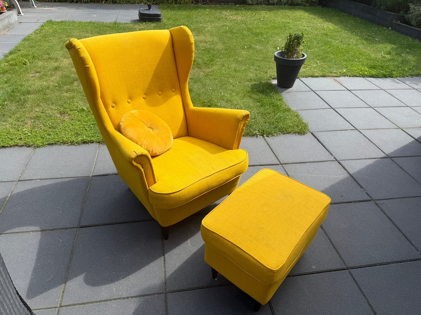 Strandmon oorfauteuil + poef okergeel IKEA, Huis en Inrichting, Fauteuils, Ophalen, Gebruikt, 75 tot 100 cm, 50 tot 75 cm