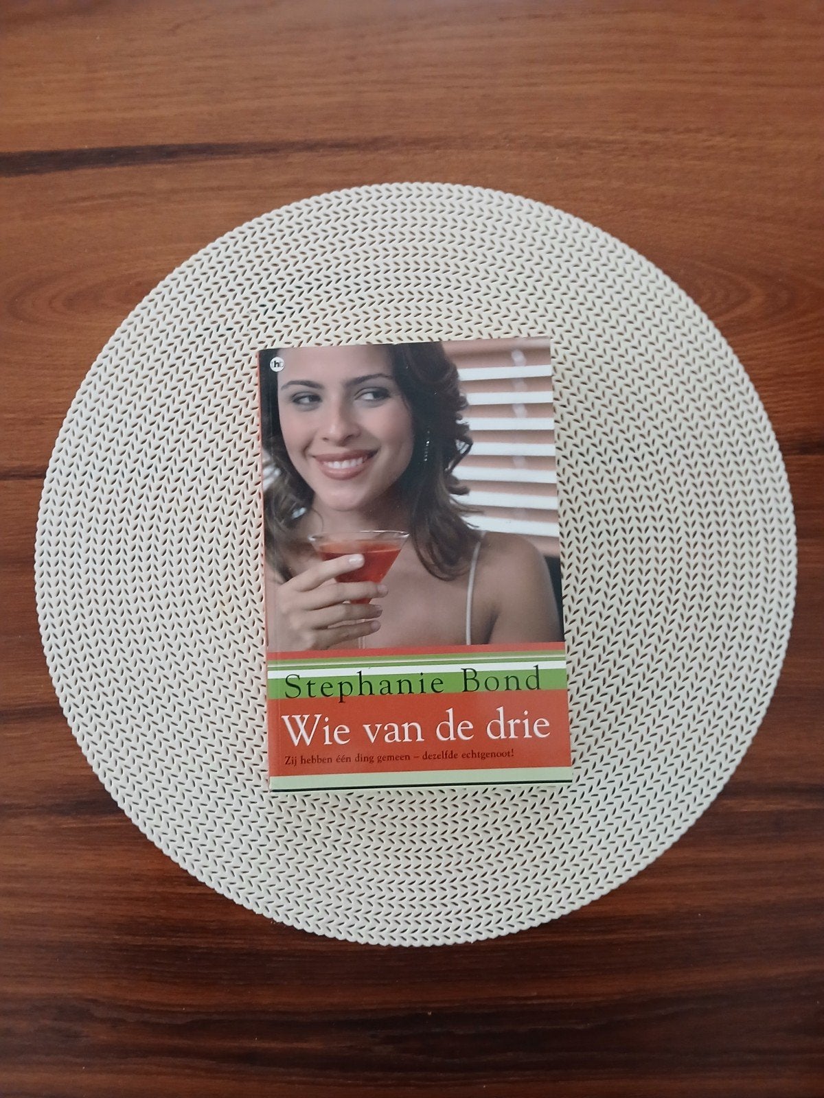 Stephanie Bond - Wie van de drie, Ophalen of Verzenden, Stephanie Bond, Nederland