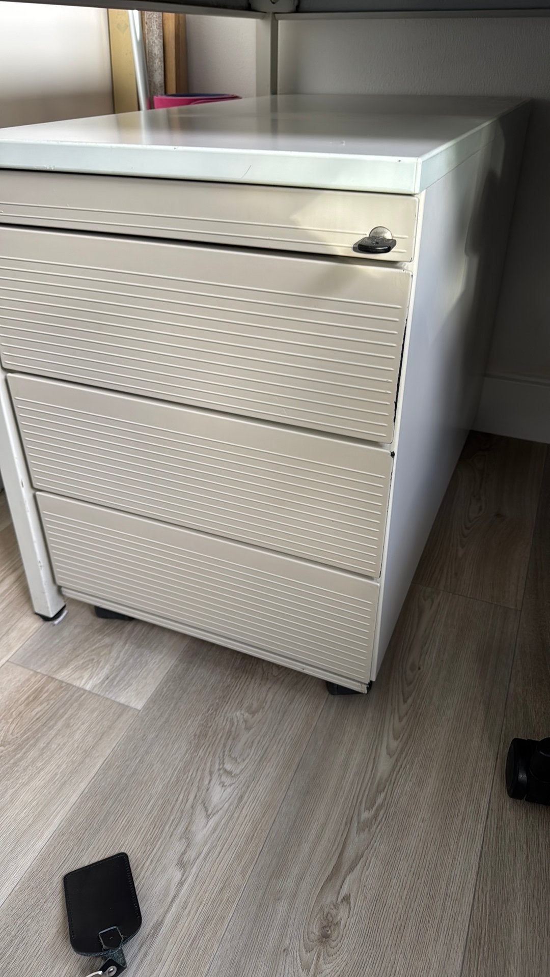 Foto 3 van Bureau met ladeblok en bureaustoel