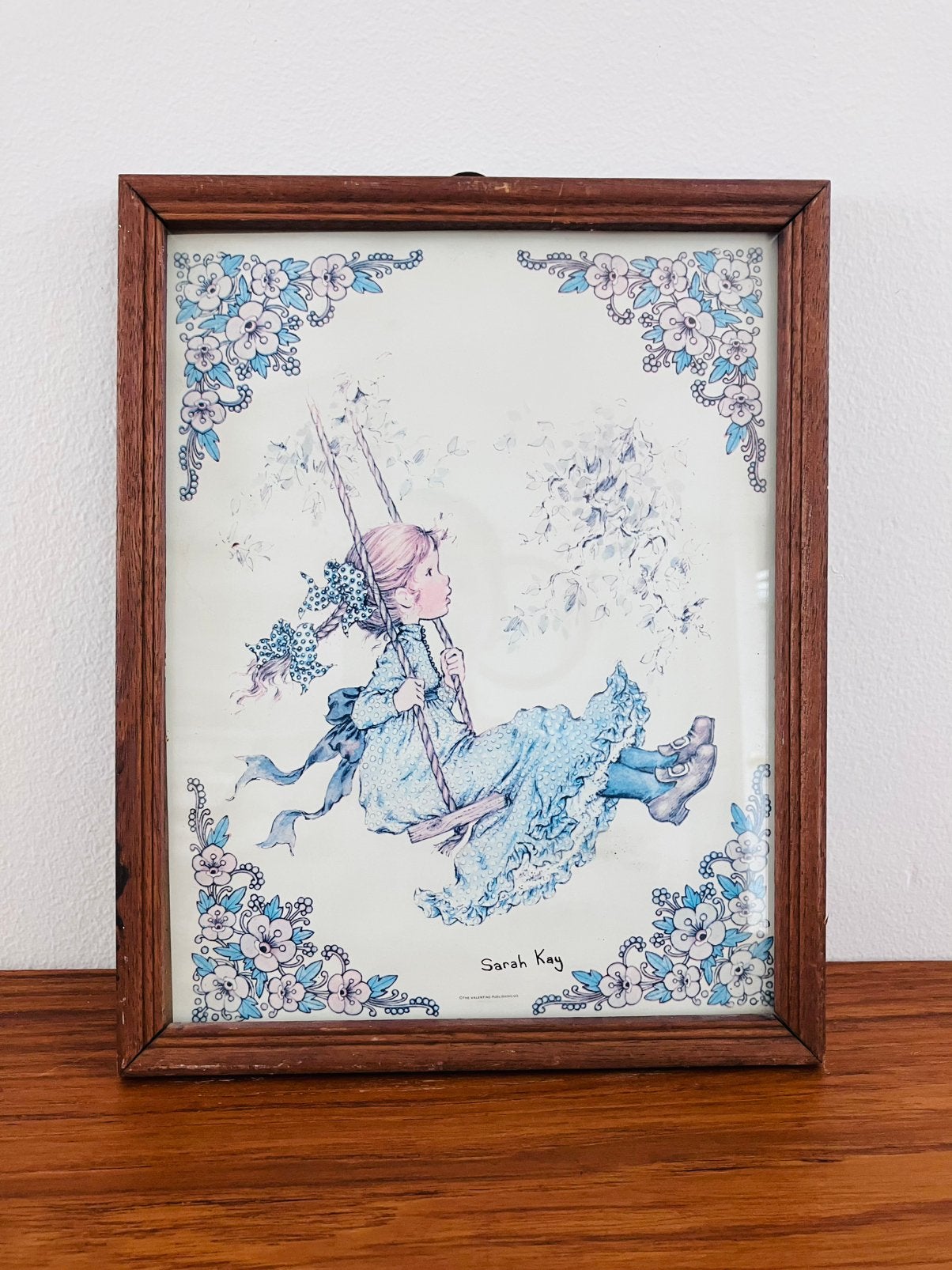 Vintage Sarah Kay schilderijtje. meisje op schommel, Minder dan 50 cm, Ophalen of Verzenden, Zo goed als nieuw, Schilderij