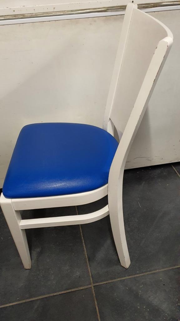 14 Horeca Stoelen - Wit met Blauwe Zitting, Zakelijke goederen, Horeca | Meubilair en Inrichting, Ophalen of Verzenden, Gebruikt