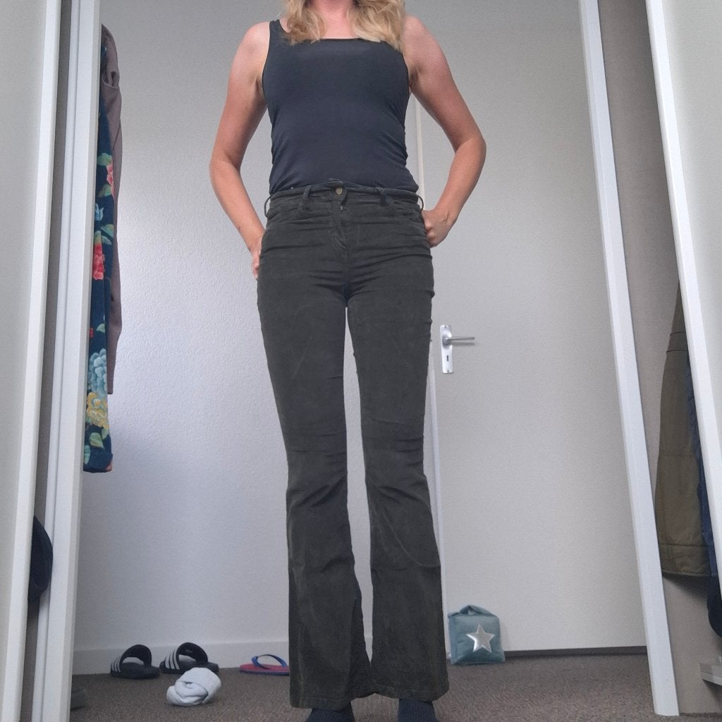 Donkergroene ribstof broek Lois maat 26/32 met flared pijpen, Verzenden, Zo goed als nieuw, Lois, Maat 34 (XS) of kleiner
