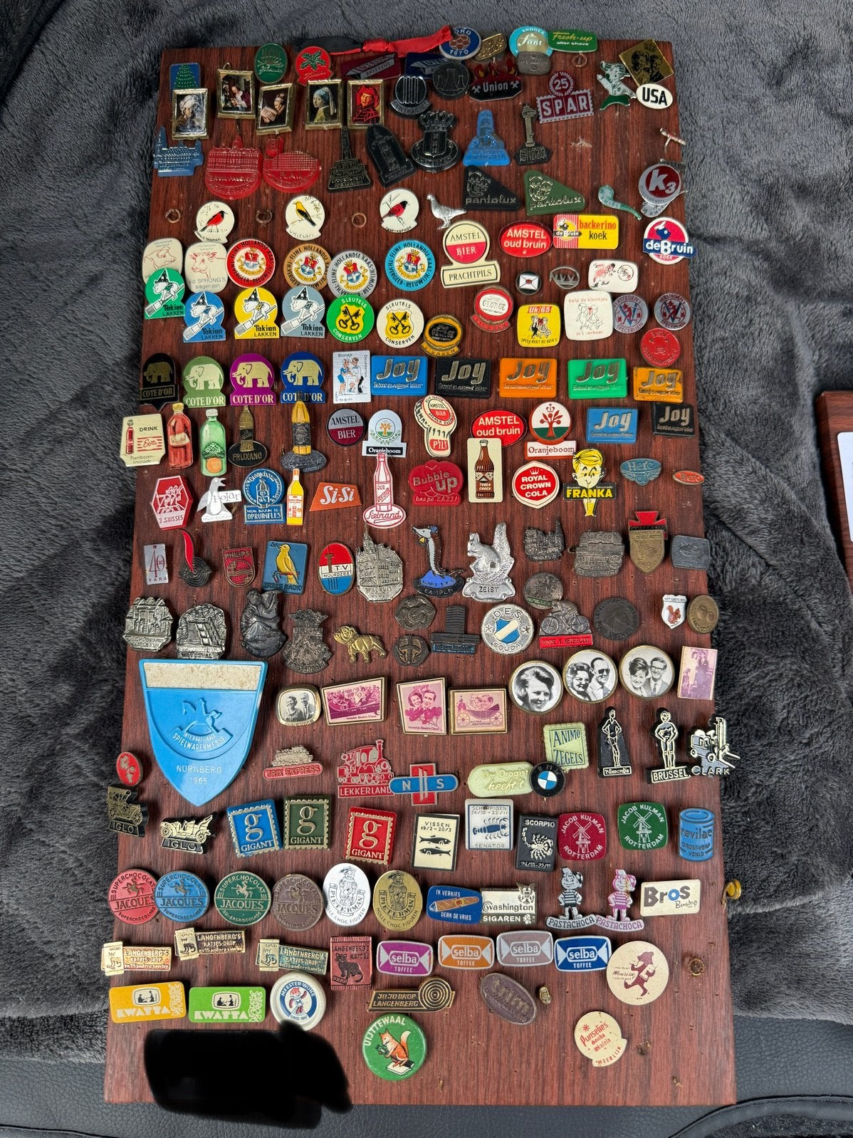 Grote collectie vintage pins en speldjes op houten bord, Ophalen of Verzenden