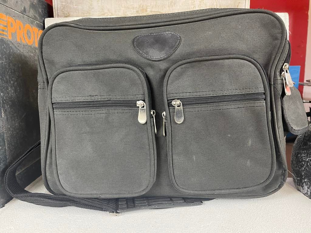 Donkergrijze laptoptas met twee voorvakken, Computers en Software, Ophalen of Verzenden, 15 inch, Gebruikt, Schoudertas
