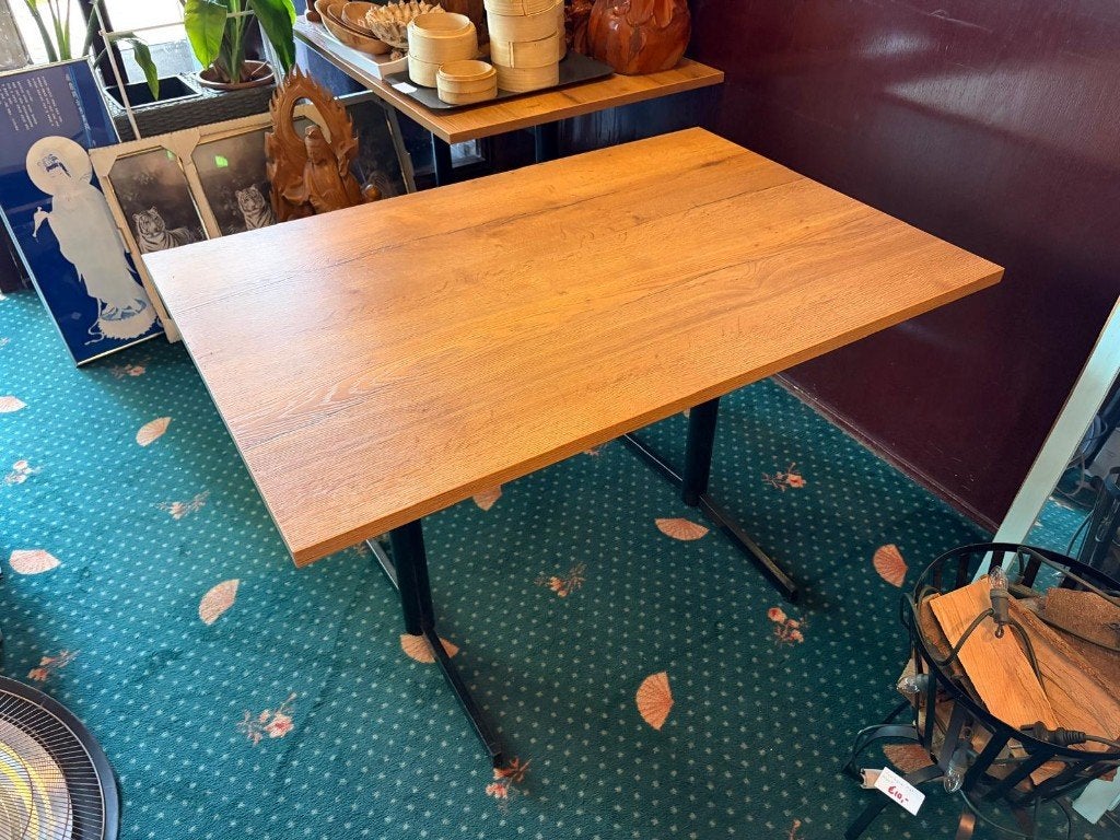 Rechthoekige tafel met houten blad en metalen onderstel (2x), Huis en Inrichting, Tafels | Eettafels, Ophalen, 100 tot 150 cm