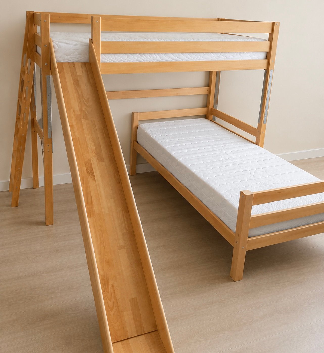 Stapelbed met glijbaan