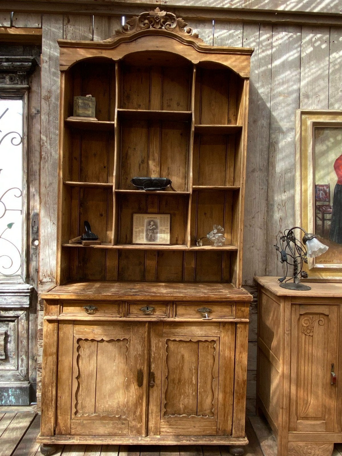 Een landelijke oud grenen kast buffetkast met kuif